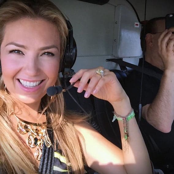 "Copilota": Thalia se diverte em passeio de helicóptero