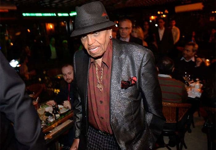 Famosos comemoram aniversário do pai de Michael Jackson, que sofreu um AVC