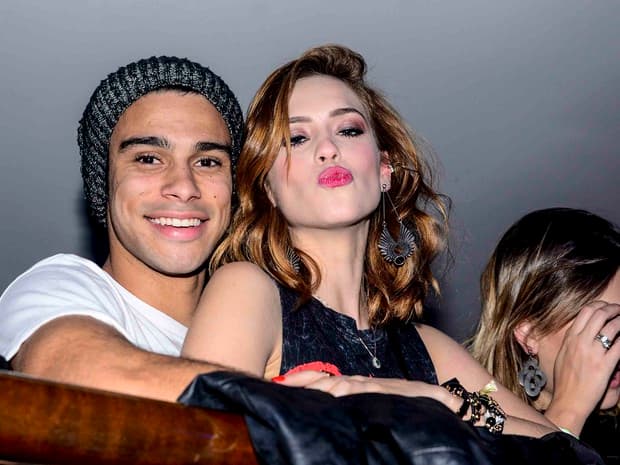 Ex-casal de novela, Sophia Abrahão e Sergio Malheiros curtem show agarradinhos