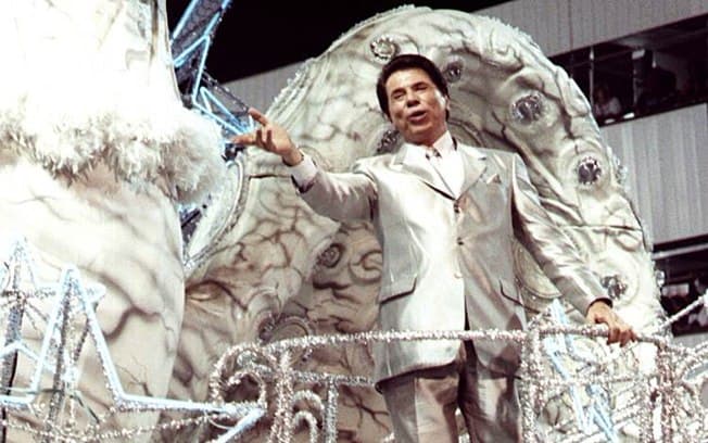 Após iniciar procura por terno usado em Carnaval, Silvio Santos aumenta valor da recompensa; relembre o desfile