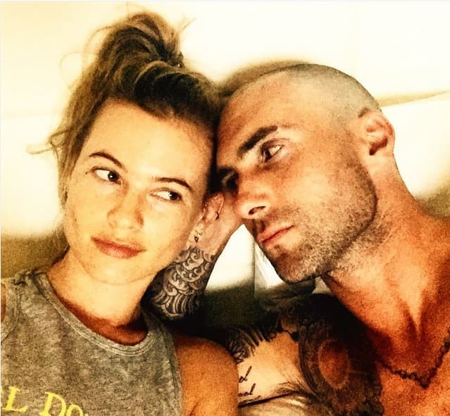 Adam Levine muda visual e surge totalmente careca