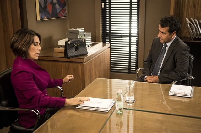 "Babilônia": Aderbal assina parceria com Beatriz, mas alerta: "Você me serve por enquanto"