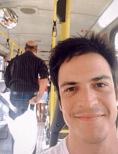 Mateus Solano anda de ônibus e demonstra indignação; confira!