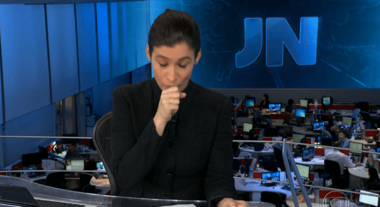 Renata Vasconcellos não se segura e tosse ao vivo durante o "Jornal Nacional"