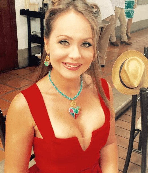 Gabriela Spanic publica foto com decote e agrada fãs
