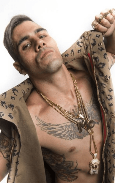 Parte das tatuagens do “MC Merlô” em “A Regra do Jogo” são reais do ator