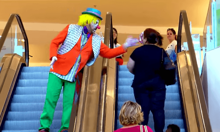Pegadinha do "Programa Silvio Santos" com palhaço é cópia de outra; confira