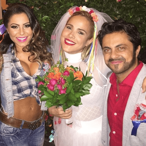 Thammy vai à festa com roupas masculinas e barba