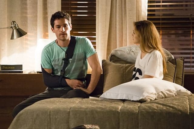 "Sete Vidas": Desesperada, Júlia deixa o país com Felipe