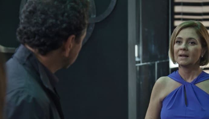 "Babilônia": Inês flagra traição de Aderbal e faz barraco