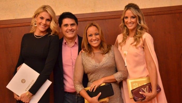Apresentadores da Record marcam presença em culto da Igreja Universal