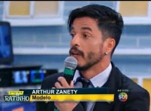 Participante do "Rola ou Enrola" diz ser garoto de programa no Ratinho