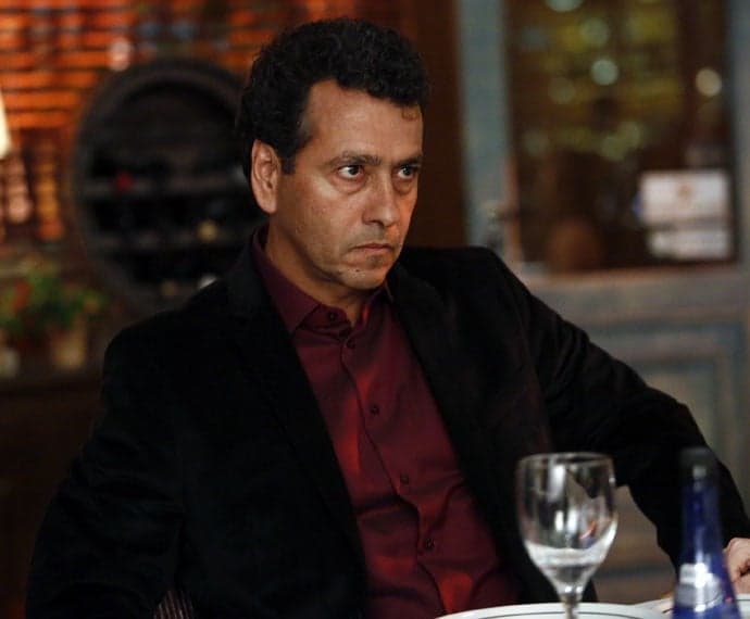 "Babilônia": Aderbal arma o maior barraco durante jantar com Estela e Teresa; confira o resumo do capítulo desta sexta-feira (24)