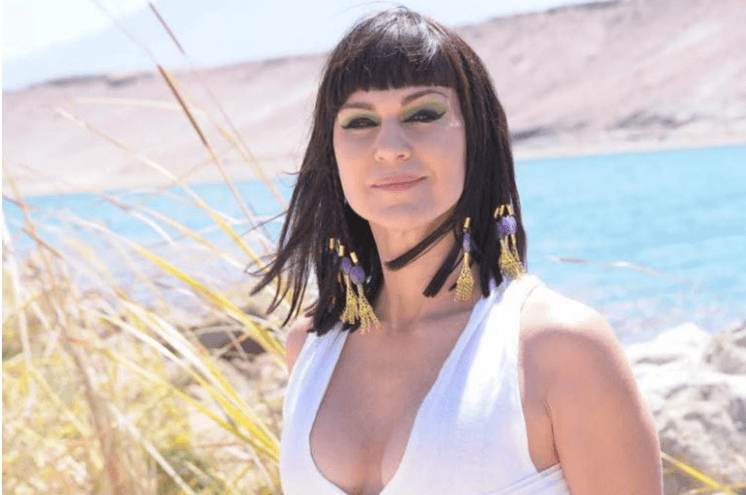 Adriana Garambone renova contrato com a Record