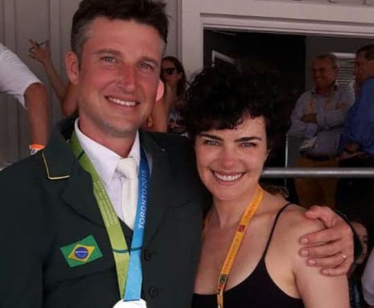 Em rara aparição pública, Ana Paula Arósio posa ao lado do marido