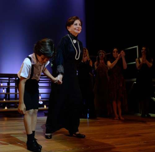 Beatriz Segall cai após peça em São Paulo