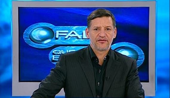 Na Record, pastor da Universal quase cai em trote: "Vai dormir que é a melhor coisa que você faz"