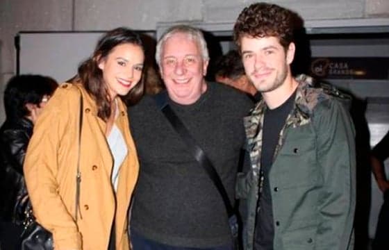 Bruna Marquezine vai ao teatro de mãos dadas com Maurício Destri