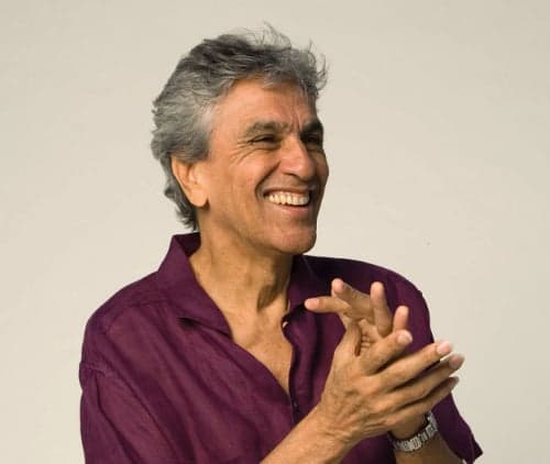 Só de sunga, Caetano Veloso curte praia em Tel Aviv e gera polêmica