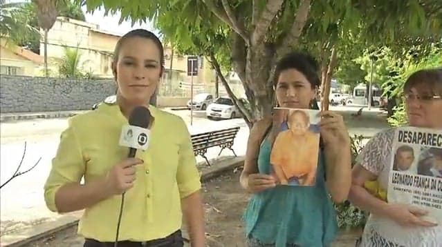 Mulher procura por pai desaparecido, mas tem crise de risadas ao vivo em telejornal
