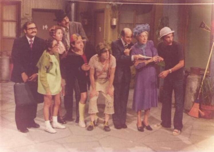 Após polêmicas, Florinda Meza publica foto com personagens do "Chaves"