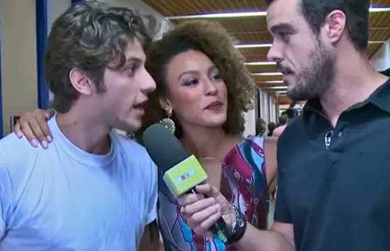 Chay Suede aparece com roxo no pescoço e causa polêmica