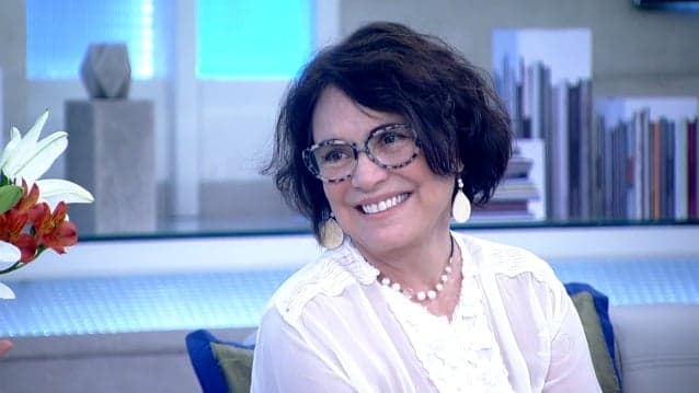 Após chegar atrasada em programa, Regina Duarte  confessa: "Dormi demais mesmo"