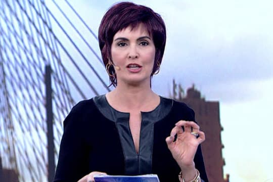 Fátima Bernardes aparece de cabelo curto na TV e assusta Boninho