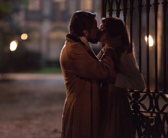 "Alem do Tempo": Lívia tenta se afastar de Felipe, mas acaba cedendo aos encantos dele; confira o resumo do capítulo desta sexta-feira (31)