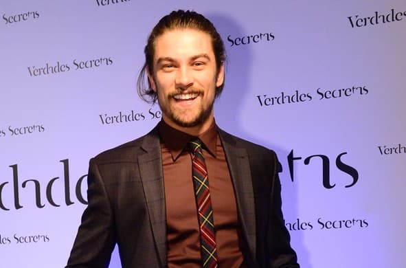 Ator Raphael Sander promete cenas quentes na novela "Verdades Secretas"