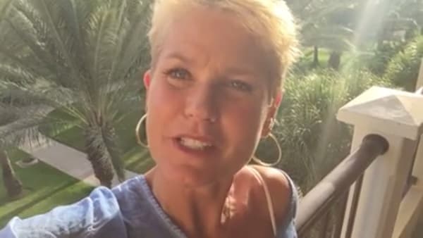 Xuxa tenta ioga na praia, cai na areia, faz piada e recebe elogios pela boa forma física