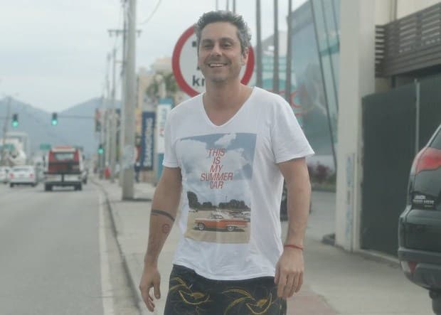 Alexandre Nero segue para seu casamento de bermuda e chinelo no Rio
