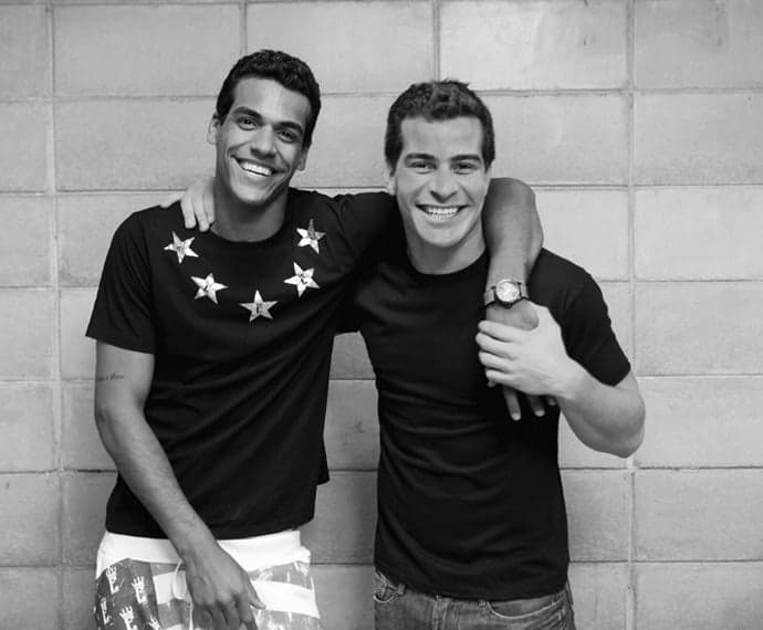 Amigos na vida real, Marcello Melo Jr. e Thiago Martins se divertem nos bastidores de "Babilônia"