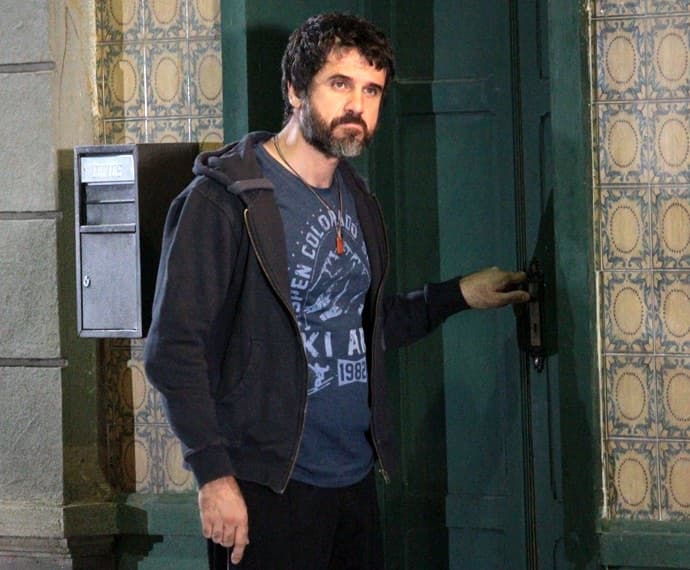 "Malhação": Gael percebe que Pedro e Karina estão sozinhos em casa e fica enfurecido