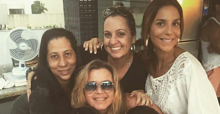 Ivete Sangalo aparece sem maquiagem e ganha elogios