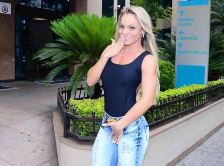 Miss Bumbum revela que já fez 'book rosa': "Minha mãe apoiou"