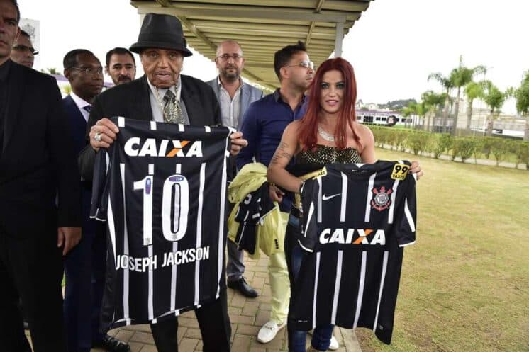Pai de Michael Jackson passa mal e cancela comprimissos de domingo
