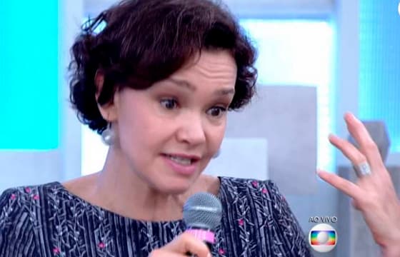 Julia Lemmertz volta a aparecer sem aliança no "Encontro"