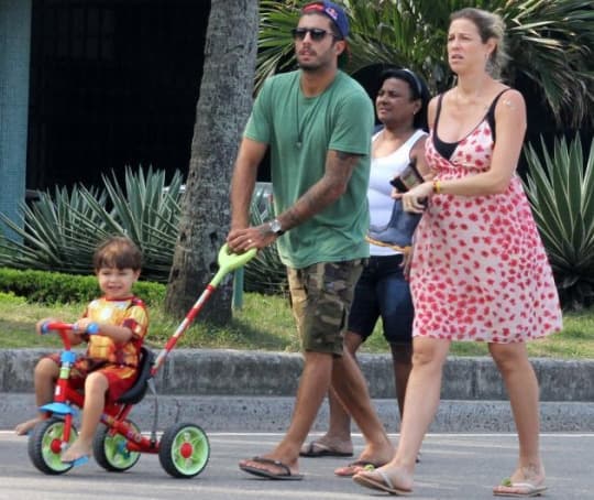 Marido de Luana Piovani, Pedro Scooby se diverte muito em baladas