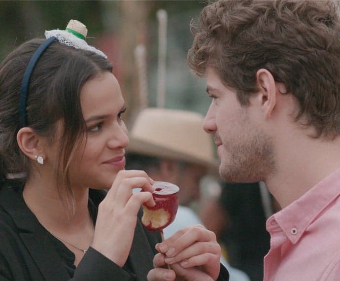 "I Love Paraisópolis": Ben divide maçã do amor com Mari e a pede em casamento; confira o resumo do capítulo desta segunda-feira (6)
