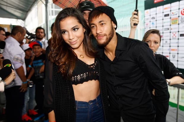 Anitta e Neymar estariam tendo um caso; Cantora dorme na casa do jogador
