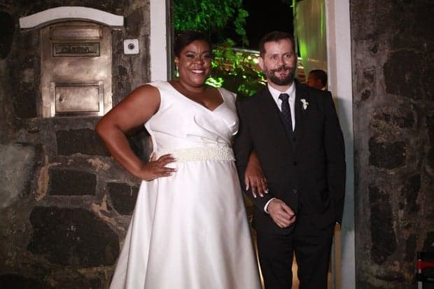 Cacau Protásio passa vexame após celebridades darem cano em seu casamento