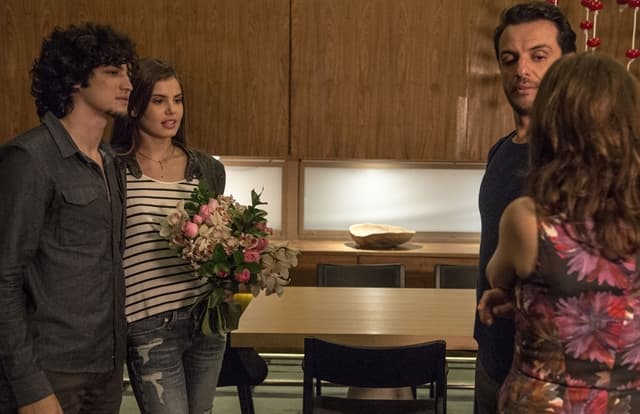 "Verdades Secretas": Alex fica com ciúme de Angel