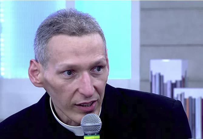 Record proíbe Padre Marcelo de ir ao programa de Xuxa
