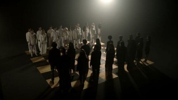 Vídeo: Atores viram "peças" de xadrez em teaser de divulgação de "A Regra do Jogo"