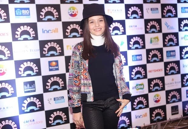 Após acidente, Larissa Manoela vai à pré-estreia do filme "Carrossel" engessada