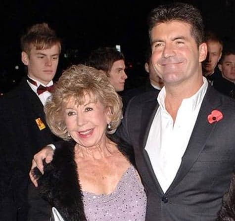 Mãe do famoso jurado Simon Cowell morre e programa "The X Factor" é suspenso
