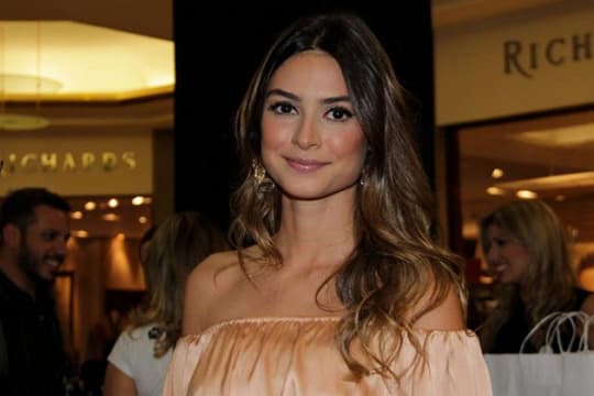 Thaila Ayala é parada em aeroporto e detona Brasil: ‘País de m***a’