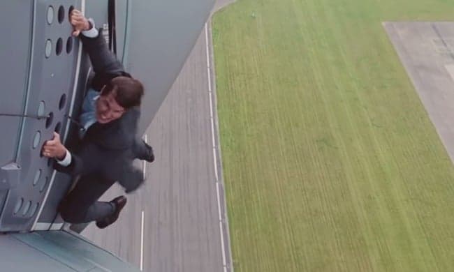 Pendurar Tom Cruise do lado de fora do avião começou como brincadeira, diz diretor