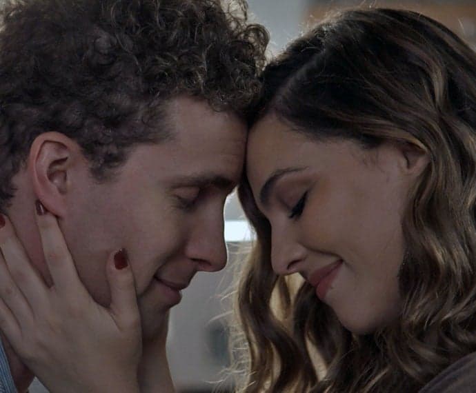"Babilônia": Vini deixa claro para Cris que quer ter o filho deles; confira o resumo do capítulo desta quinta-feira (23)